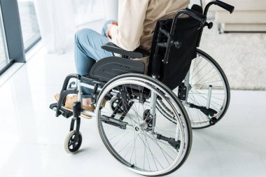 kırpılan evde tekerlekli sandalyede oturan Engelli emekli adam görünümünü