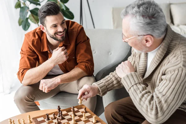 Padre Jubilado Gafas Mirando Hijo Feliz Mientras Juega Ajedrez — Foto de Stock