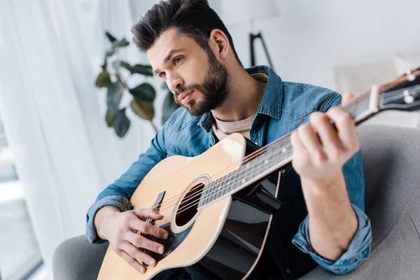 Barbudo Guapo Hombre Tocando Guitarra Acústica Casa —  Fotos de Stock