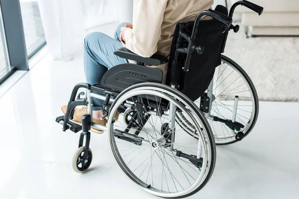 残疾人退休男子坐在家里的轮椅上的裁剪视图 — 图库照片