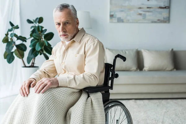 Smutny Wyłączone Emeryturę Człowiek Siedzi Wózku Inwalidzkim Patrząc Kamery — Zdjęcie stockowe
