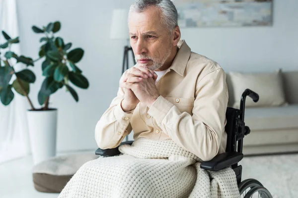 Συλλογισμένος Αμεα Συνταξιούχος Άνθρωπος Που Κάθεται Στο Αναπηρικό Καροτσάκι Σφιγμένα — Φωτογραφία Αρχείου