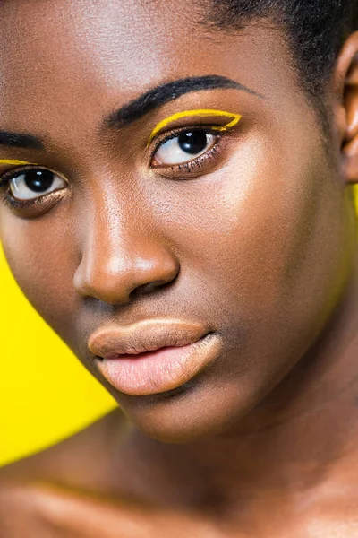 Gedeeltelijke Weergave Van Afro Amerikaanse Vrouw Met Make Geïsoleerd Geel — Stockfoto