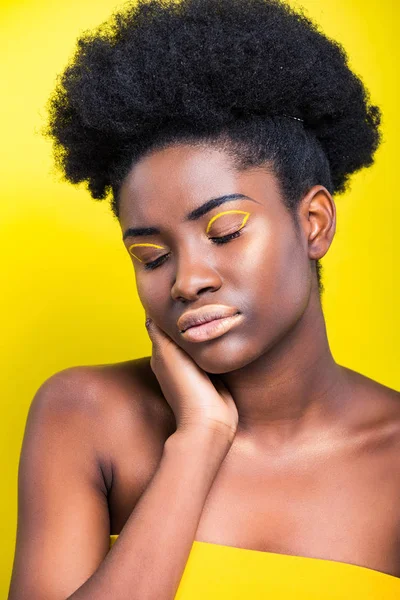 閉じた目を持つ美しいアフリカ系アメリカ人の女性が黄色で孤立した — ストック写真