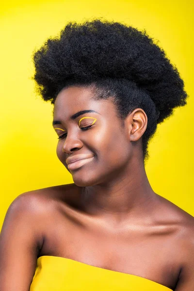 Sorrindo Menina Americana Africana Com Olhos Fechados Isolados Amarelo — Fotografia de Stock