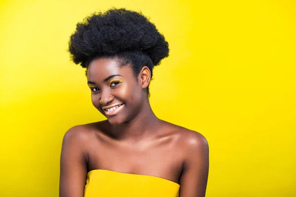 Vrolijke Glimlachende Afro Amerikaanse Meisje Met Make Geïsoleerd Geel — Stockfoto