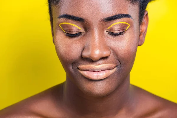 Vue Partielle Femme Afro Américaine Souriante Avec Les Yeux Fermés — Photo