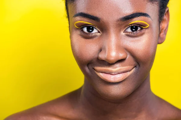 黄色のカメラで微笑む陽気なアフリカ系アメリカ人女性のクロップドビュー — ストック写真