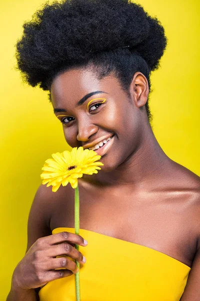 Prachtige Afro Amerikaanse Vrouw Met Bloem Kijken Naar Camera Geel — Stockfoto