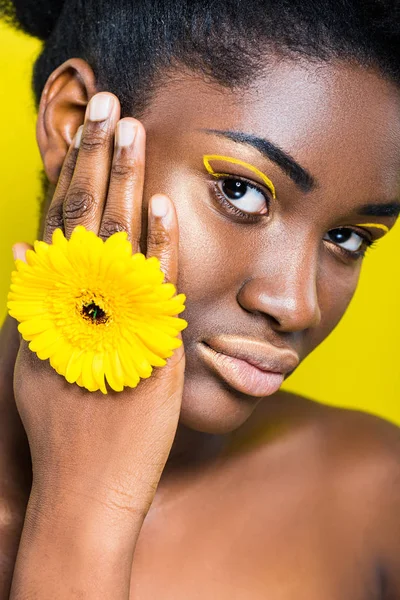 Bela Menina Americana Africana Com Flor Olhando Para Câmera Isolada — Fotografia de Stock