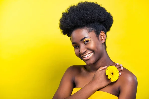 Vrolijke Glimlachende Afro Amerikaanse Vrouw Met Bloem Geel — Stockfoto