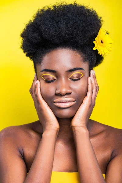 Αφρικάνικο Κορίτσι Κλειστά Μάτια Λουλούδι Στα Μαλλιά Που Απομονώνονται Κίτρινο — Φωτογραφία Αρχείου