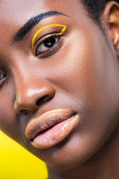 黄色に分離された美しいアフリカ系アメリカ人女性のクロップドビュー — ストック写真