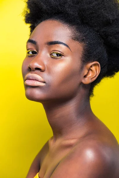 黄色のカメラを見ているかなりアフリカ系アメリカ人の女の子 — ストック写真