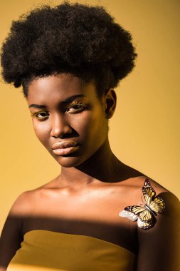 kahverengi ile kamera bakarak kelebekler ile güzel Afrikalı Amerikan kadın