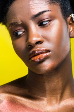 Üzgün penis African Amerikan kadın seyir uzakta üzerinde sarı