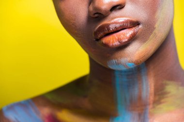Sarı üzerinde vücut sanatı ile Afrikalı Amerikalı kadın kırpılmış görünümü