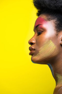 Sarı üzerinde izole vücut sanatı ile Afrikalı Amerikalı kız yan görünümü
