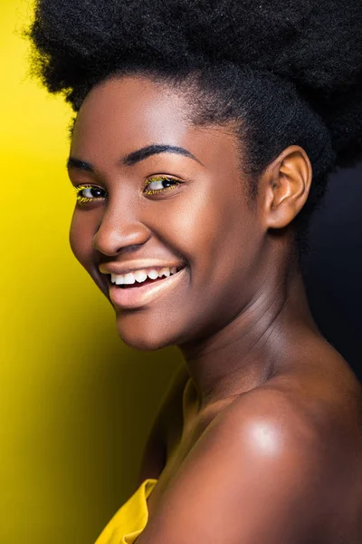 Boldog Afro Amerikai Lány Mosolyogva Fekete Sárga — Stock Fotó