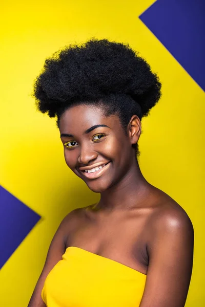 Sorrindo Mulher Americana Muito Africana Olhando Para Câmera Amarelo Roxo — Fotografia de Stock