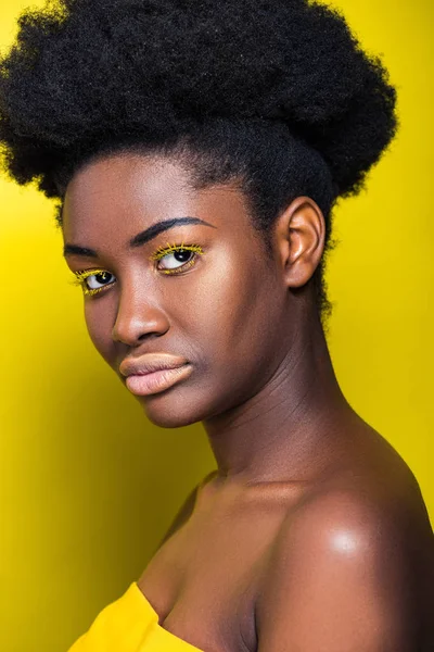 Beautiful African American Woman Bright Eyelashes Looking Camera Yellow — Stock Photo, Image