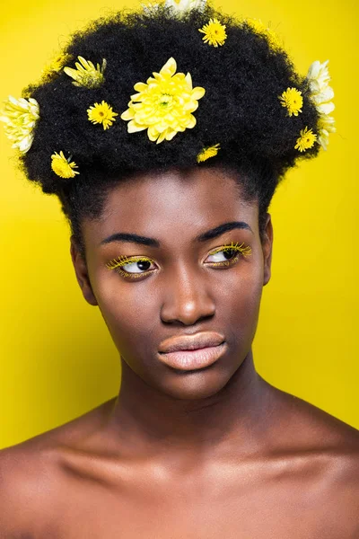 Pensiva Menina Americana Africana Com Flores Cabelo Olhando Para Amarelo — Fotografia de Stock