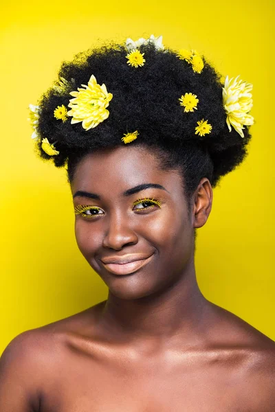 Sorridente Ragazza Afroamericana Con Crisantemi Capelli Guardando Fotocamera Giallo — Foto Stock