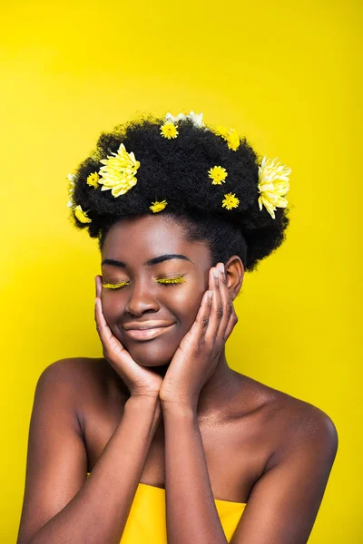 リラックスした目を持つ髪の菊とアフリカ系アメリカ人の女の子を黄色に分離 — ストック写真