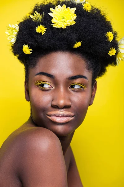 Mosolyogva Afro Amerikai Virágot Haj Távol Elszigetelt Sárga — Stock Fotó