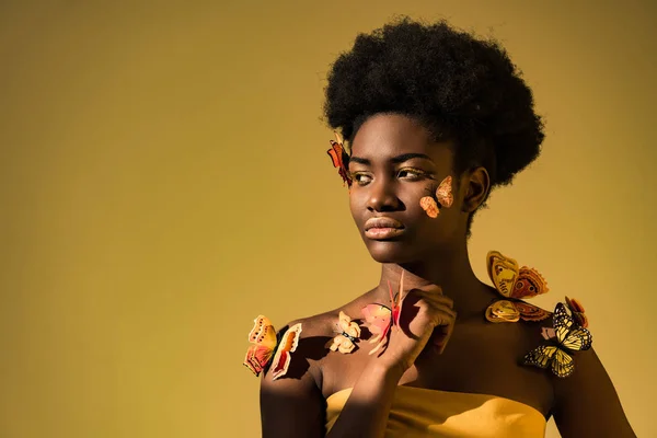 茶色に離れて見て蝶と夢のアフリカ系アメリカ人の女性 — ストック写真