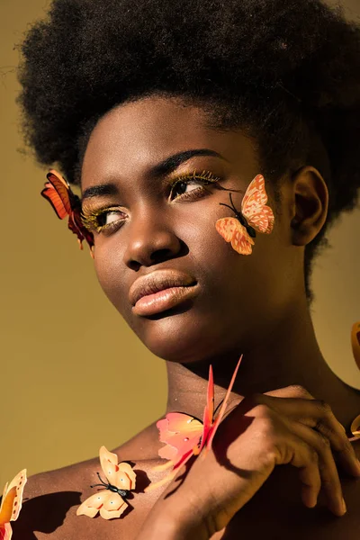 Ernsthafte Afrikanisch Amerikanische Frau Mit Schmetterlingen Isoliert Auf Braun — Stockfoto