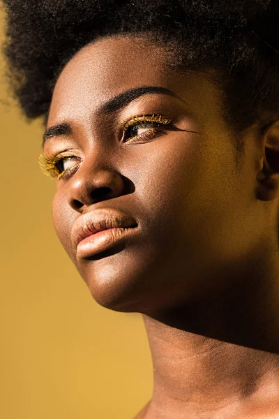 Álmodozó Afro Amerikai Sárga Szempillák Elszigetelt Barna — Stock Fotó