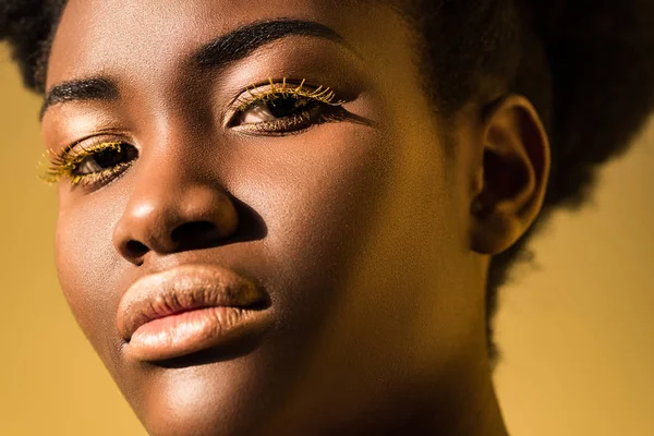 Mujer Afroamericana Soñadora Con Pestañas Amarillas Aisladas Marrón — Foto de Stock