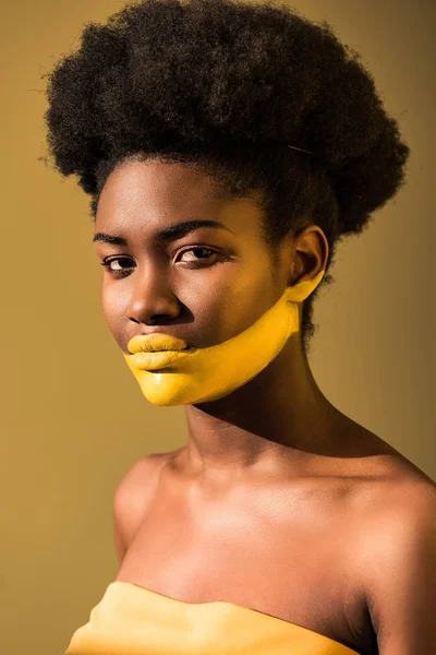 Sérieuse Femme Afro Américaine Corps Jaune Art Sur Brun — Photo