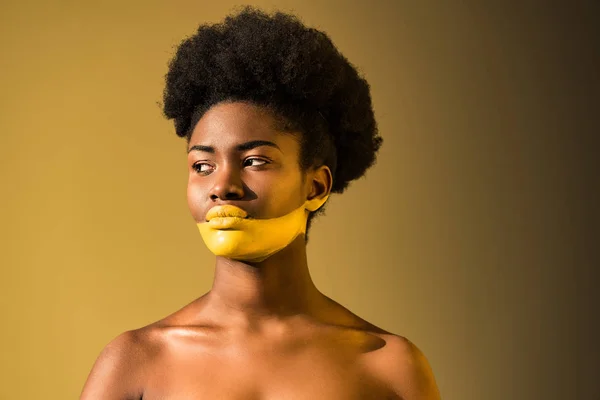 Seriózní Africká Americká Žena Žlutým Tělním Uměním Hnědém — Stock fotografie