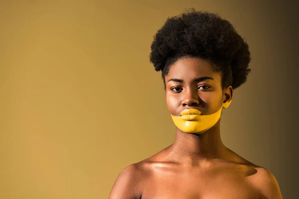 Serious African American Woman Yellow Body Art Brown — Stock Photo, Image