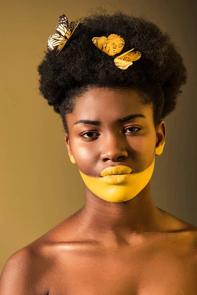 蝶と茶色の黄色のボディアートと美しいアフリカ系アメリカ人の女性 — ストック写真