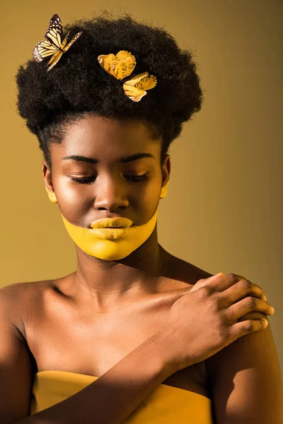 蝶と茶色の黄色のボディアートと魅力的なアフリカ系アメリカ人の女性 — ストック写真