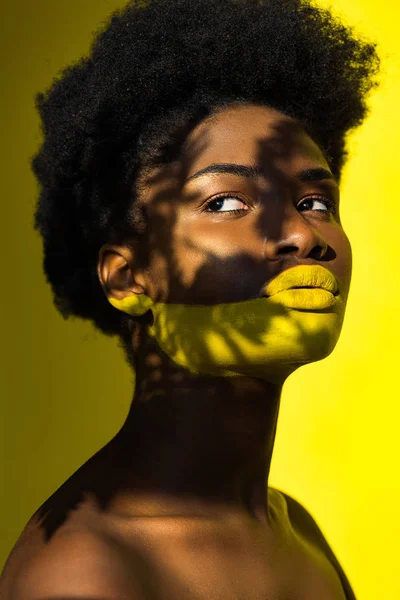 Verträumter Junger Afroamerikaner Mit Körperkunst Der Auf Gelb Wegschaut — Stockfoto