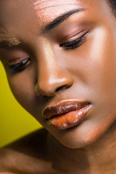 Triste Hermosa Mujer Afroamericana Con Maquillaje Mirando Hacia Abajo Amarillo — Foto de Stock