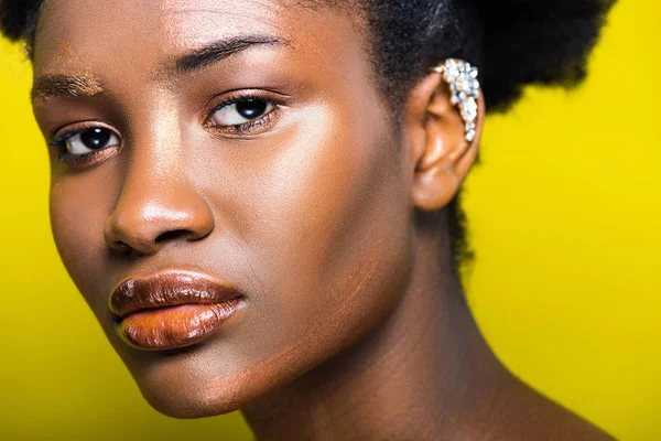 Pensive Attractive African American Woman Ear Cuff Yellow — Stock Photo, Image