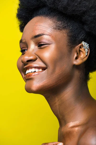 Skrattar Afrikansk Amerikansk Flicka Med Öron Manschetten Isolerad Gult — Stockfoto