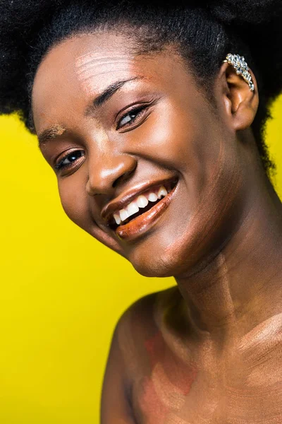 Sonriente Mujer Afroamericana Puño Oído Mirando Cámara Aislada Amarillo — Foto de Stock