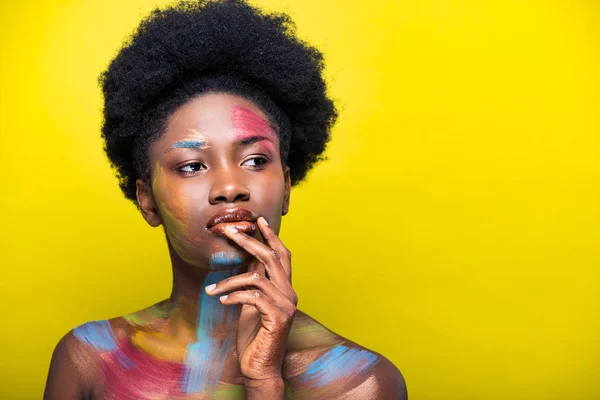 Pensive African American Kobieta Ciała Sztuki Dotykając Usta Patrząc Dala — Zdjęcie stockowe