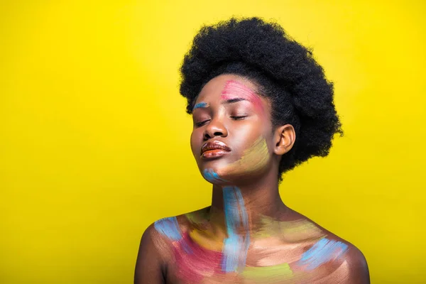 Inspirada Mulher Afro Americana Com Arte Corporal Amarelo — Fotografia de Stock