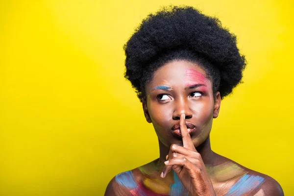 Αφρικανική Αμερικανίδα Γυναίκα Φωτεινό Μακιγιάζ Δείχνοντας Σιωπηλή Χειρονομία Στο Κίτρινο — Φωτογραφία Αρχείου