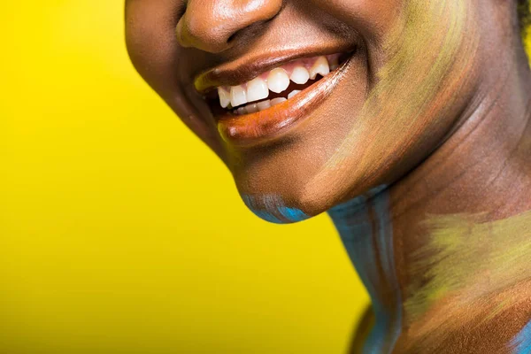 Обрезанный Вид Улыбающейся Африканской Американки Рисунком Тела Желтом — стоковое фото