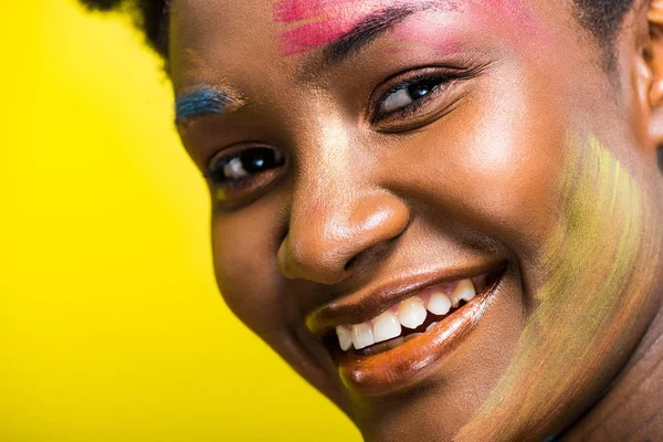 Обрезанный Вид Улыбающейся Африканской Американки Рисунком Тела Изолированным Желтом — стоковое фото