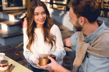 kadın kalp şekli kutusu ile erkek görünümlü seçici odak 