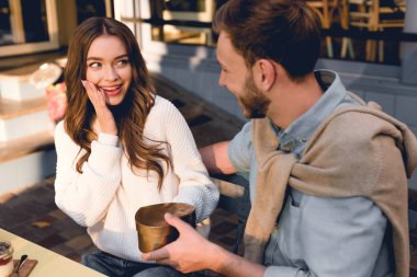 sürpriz kadın kalp şekli kutusu ile erkek arkadaş görünümlü seçici odak 